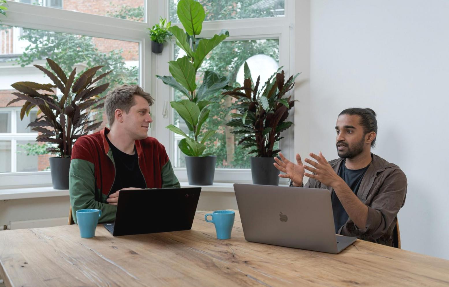Team-Meeting mit Finanzplänen und Strategiedokumenten